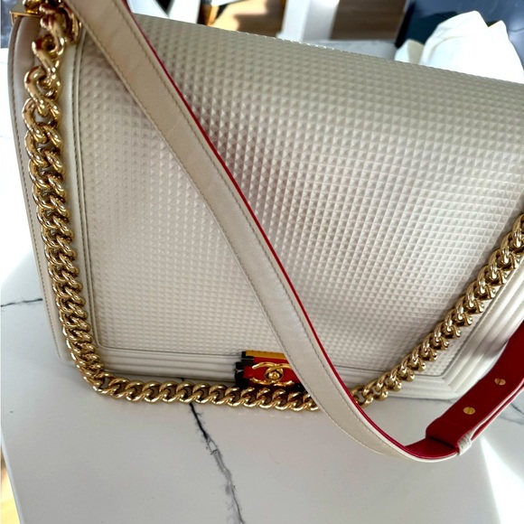 Chanel Bag! Excellent condition - Picture 3 of 13